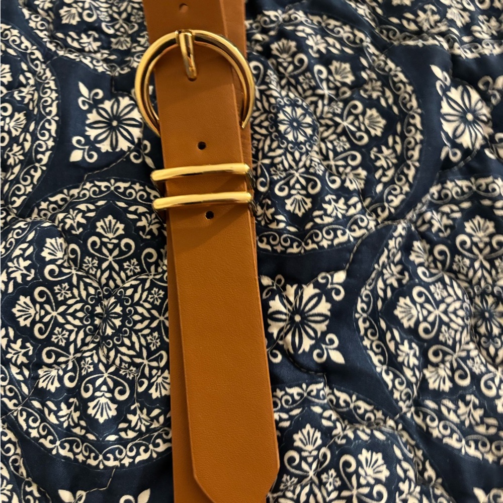 Elegant Brown Belt with Gold Buckle - Picture 2 of 2
